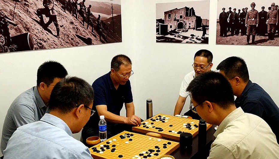 Nước 9...a5 và cái tiêu đề Capablanca 2026: khi DVD khai cuộc bán sự nhẹ nhõm