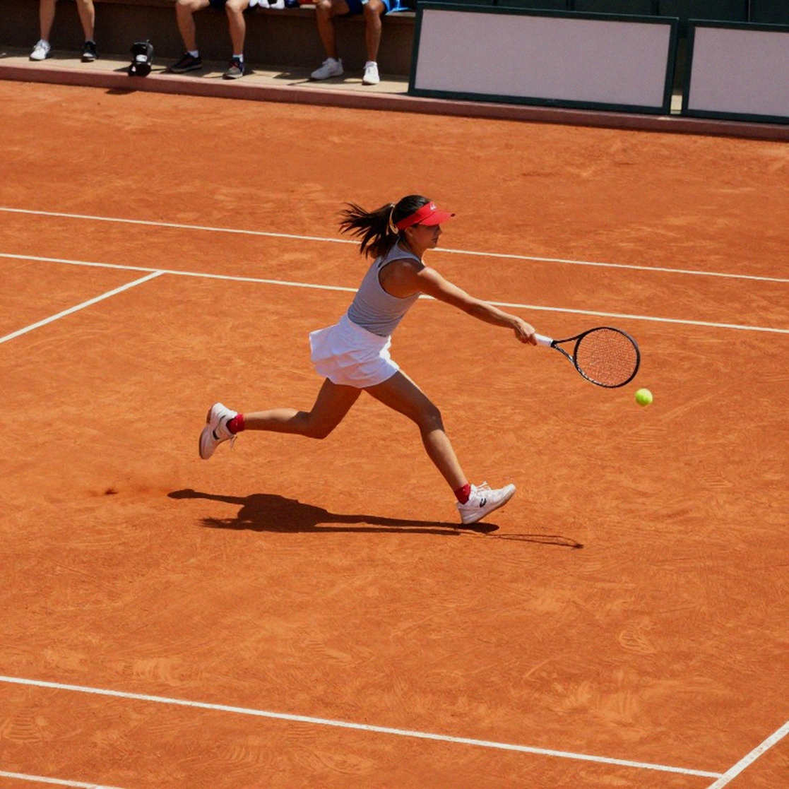 Khi dòng tin sữa bị dán nhãn “tennis”