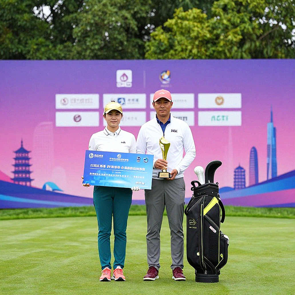 Tiger Woods và Câu Hỏi Chưa Có Lời Giải Về Xe ĐiệnGolfer